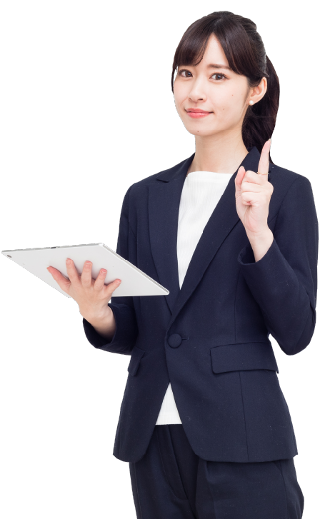 手拿平板左手比1,身穿西裝的黑髮綁馬尾女性。