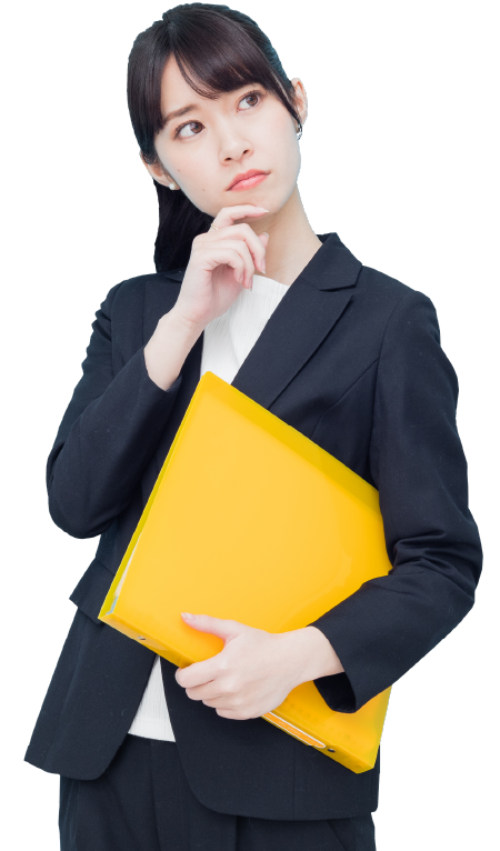 左手拿黃色文件夾,右手托著下巴思考,身穿西裝的黑馬綁馬尾女性。