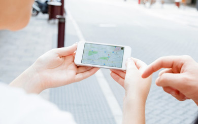 手拿手機使用導航,兩人站在一起討論的手部特寫