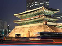 夜晚韓國首都首爾的東大門或稱東大門城門。