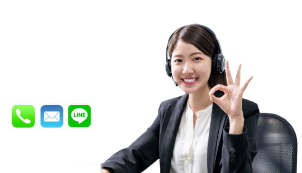 電話、信箱、LINE APP圖示及手勢比OK頭戴耳麥的女性客服人員